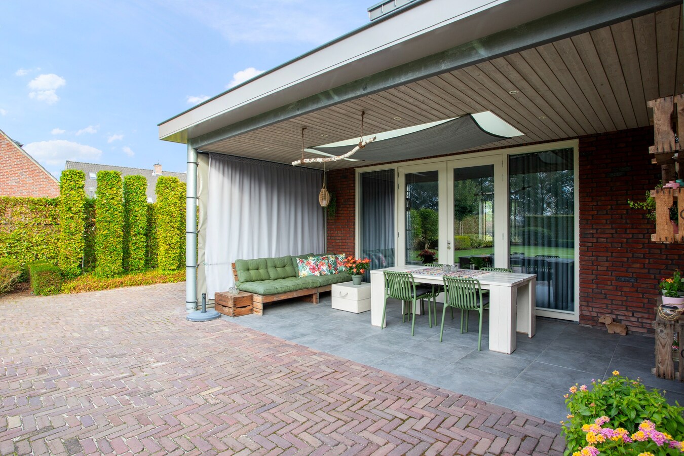 Unieke, onder architectuur gebouwde villawoning met luxe afwerking en prachtig uitzicht op het buitengebied. 