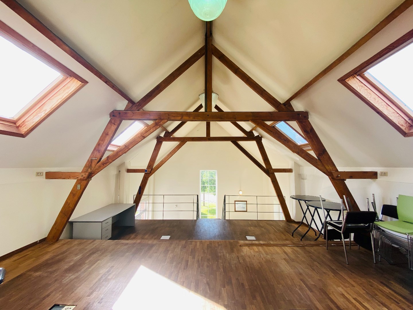Instapklare polyvalente ruimte van 90 m² in loft-stijl op een groene locatie! 