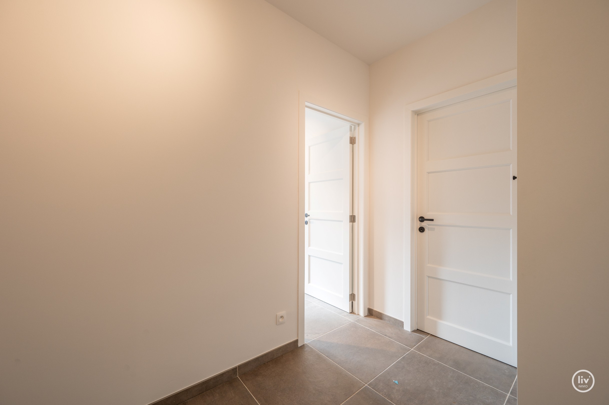 L'appartement d'angle est idéalement situé sur la Zoutelaan à Knokke, à proximité des magasins, de la plage et de toutes les commodités. 