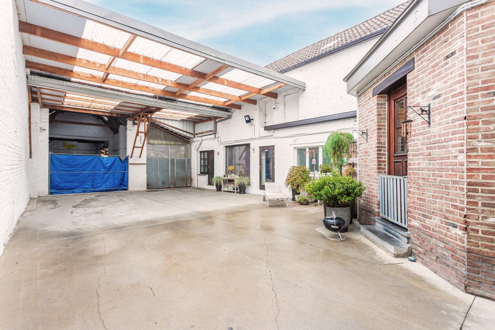 Te renoveren woning met loods nabij centrum Halle 