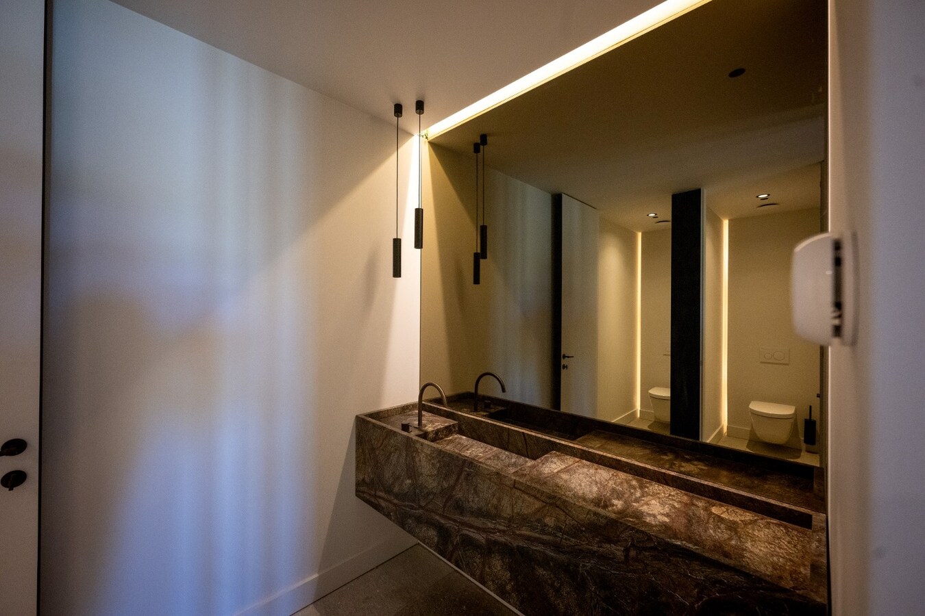 Exclusive professional equestrian accommodation (new construction) with villa on approximately 9 hectares in Neerpelt. 