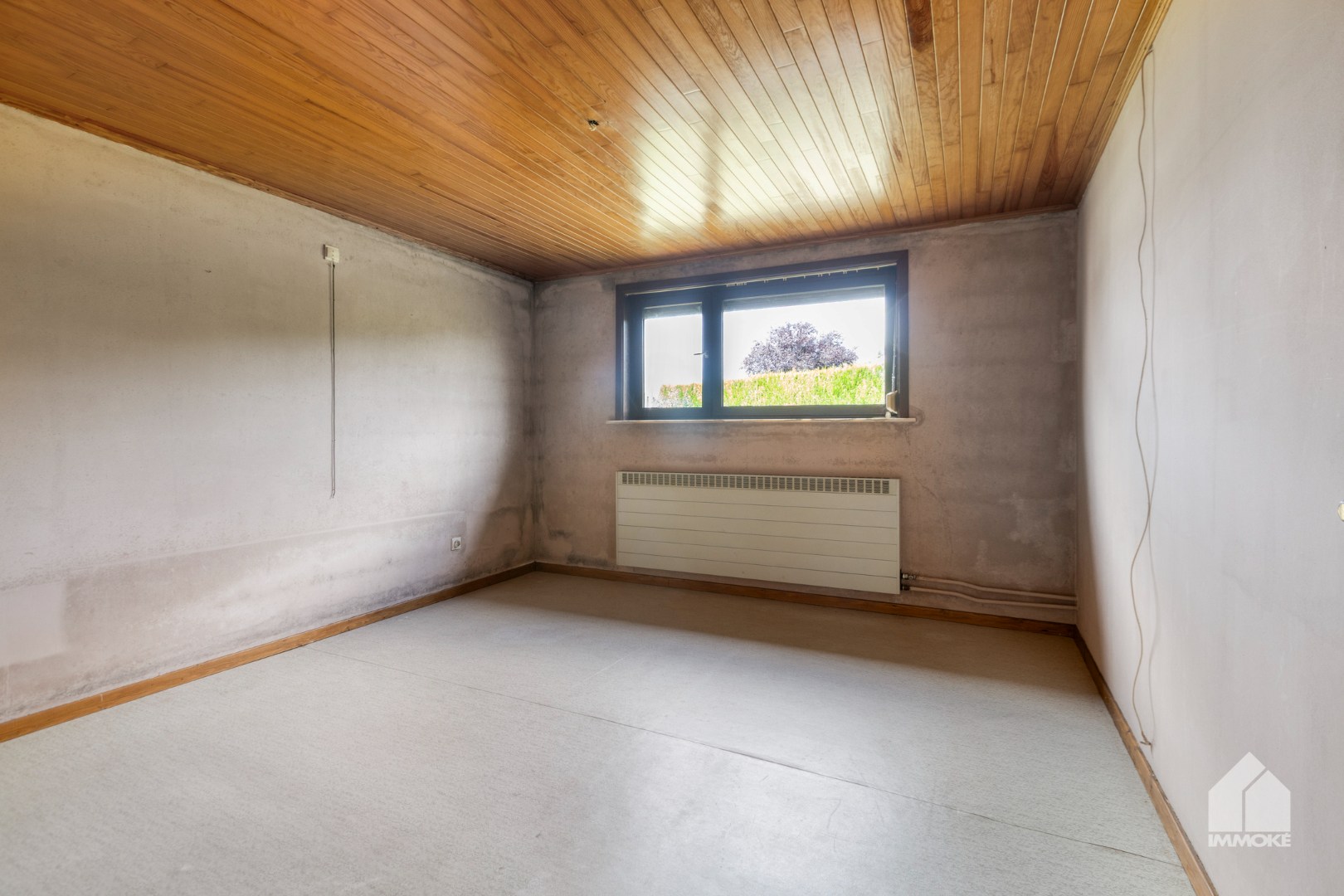 Te renoveren woning op 8a 40ca met 3 slpk en vrijstaande garage. 