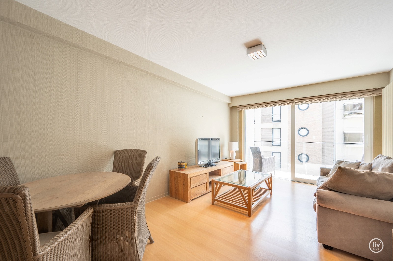 Appartement confortable d'une chambre avec terrasse ensoleillée situé dans un emplacement de premier choix près de l'avenue Dumortier. 