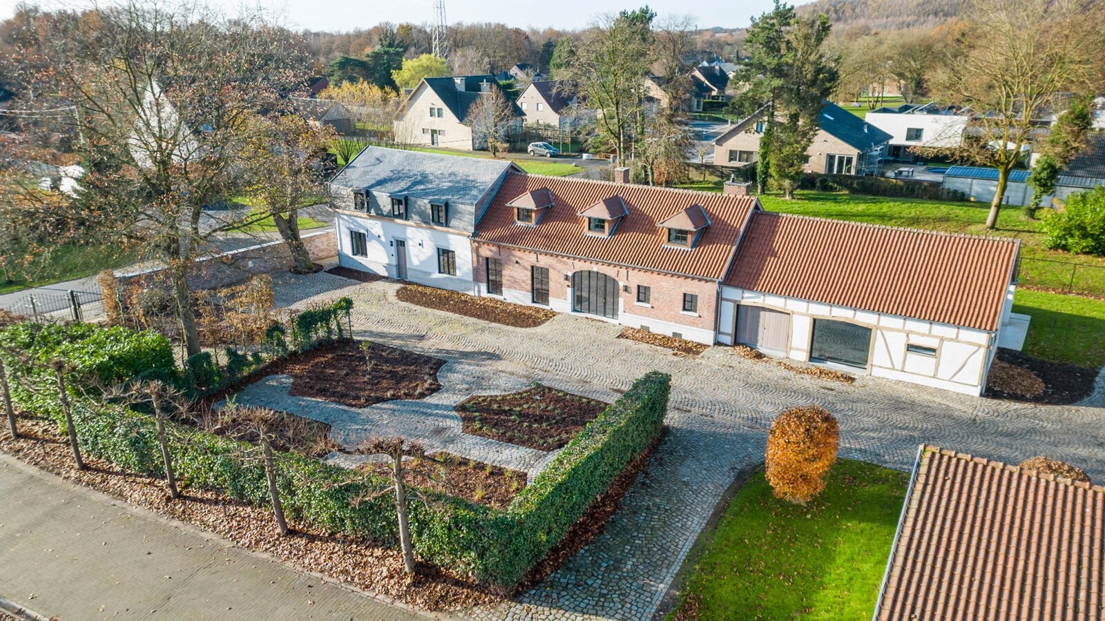 Luxueus landhuis met binnen- en buitenpiste en paardenstallen op een domein van ca. 3 ha te As 