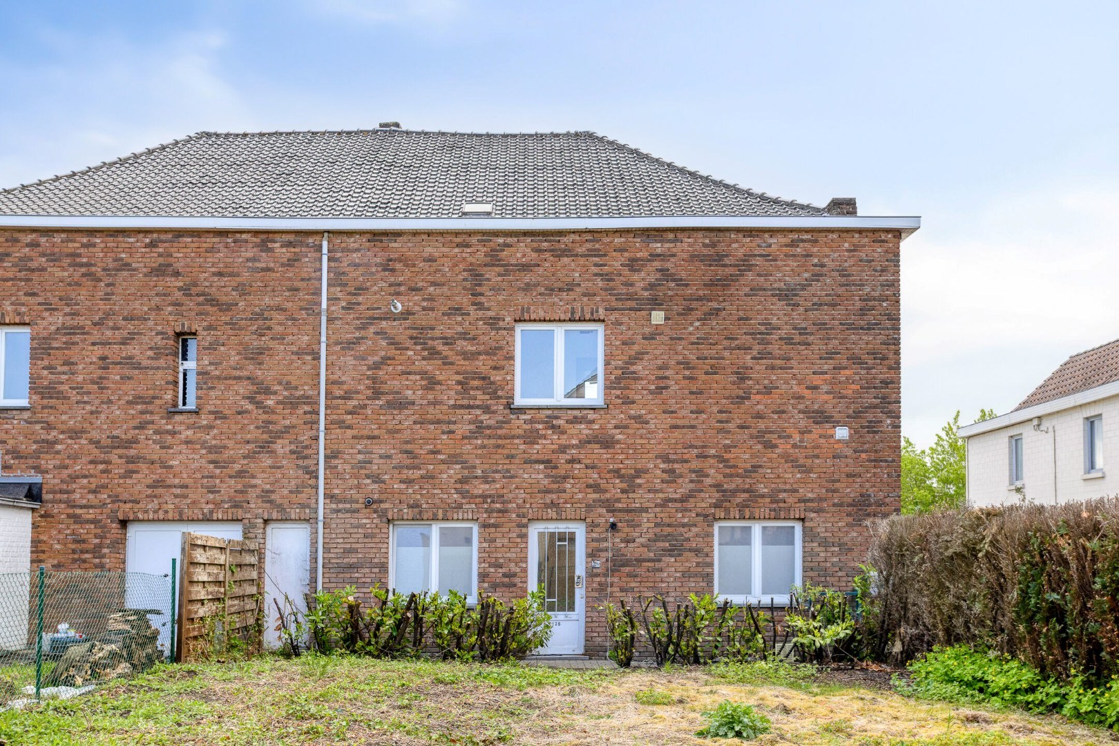 TE RENOVEREN WONING met 2 woonéénheden en tuin – 1640 SINT-GENESIUS-RODE 