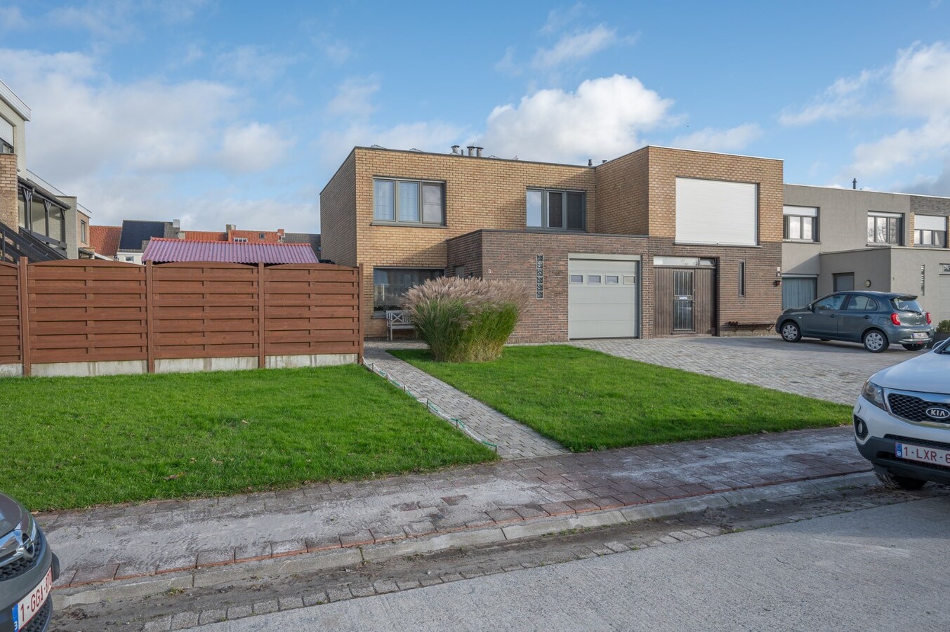 Rustig gelegen halfopen bebouwing met tuin en twee garages te Heist 