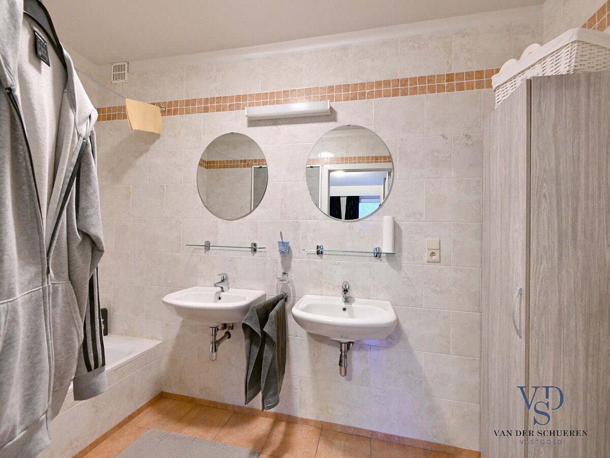 Tijdloos, ruim 1-slpk-appartement mét garage te centrum Gavere 