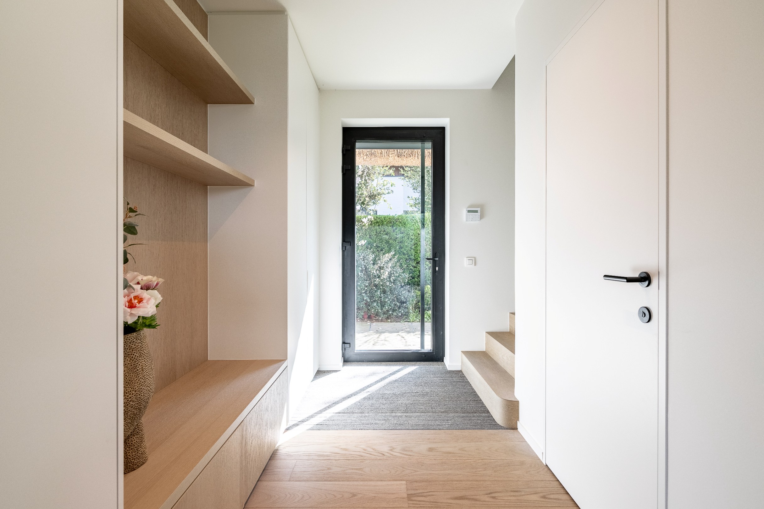 Indrukwekkende nieuwbouwvilla in hartje Zoute op enkele passen van de golf te Knokke. 