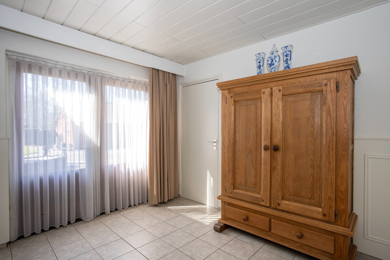 Royale halfvrijstaande woning met uitzicht over de landerijen, op korte afstand van het centrum. 