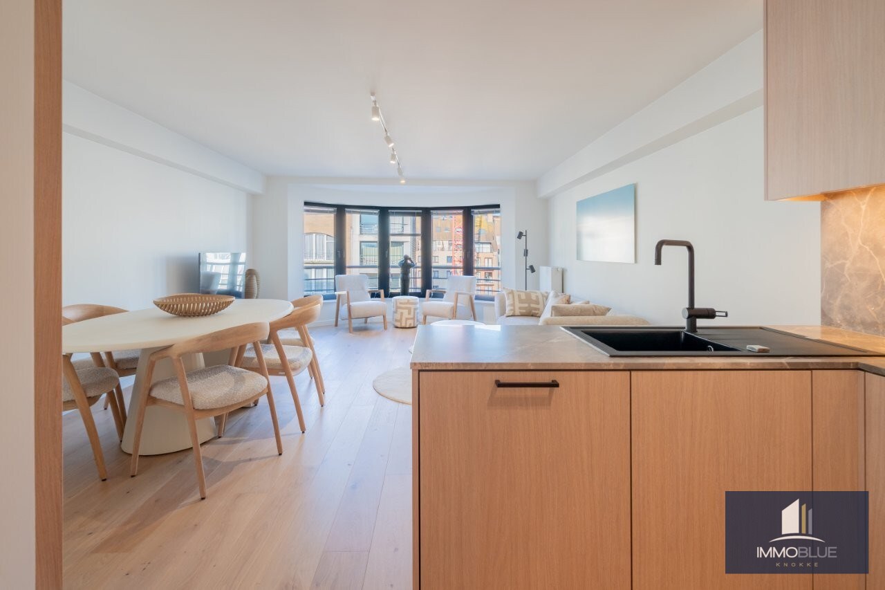 Volledig gerenoveerd, lichtrijk appartement gelegen in een kleine residentie. 