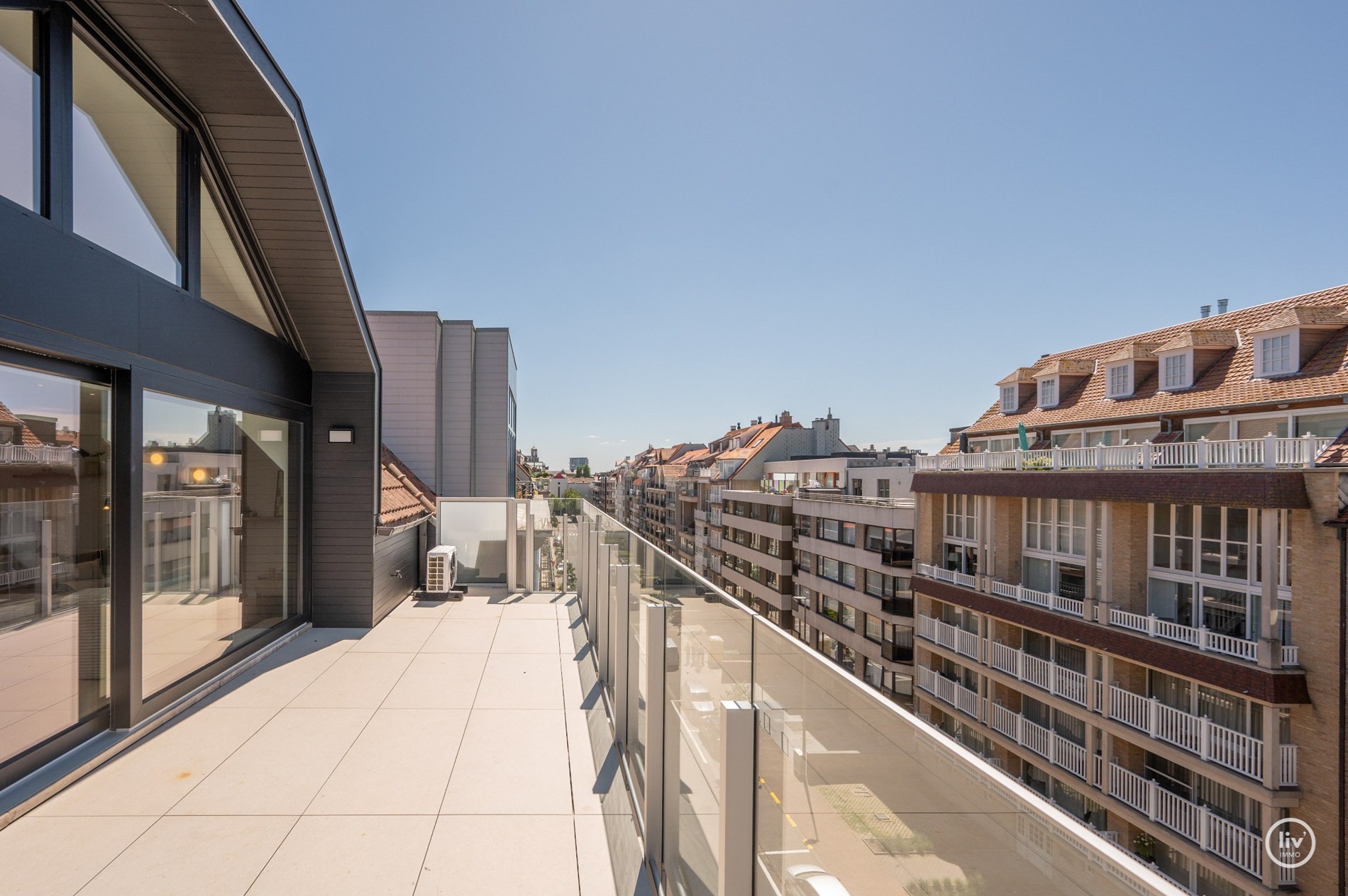 Prachtige ruime duplex (216 m2) top gerenoveerd gelegen op de Leopoldlaan te Knokke. 