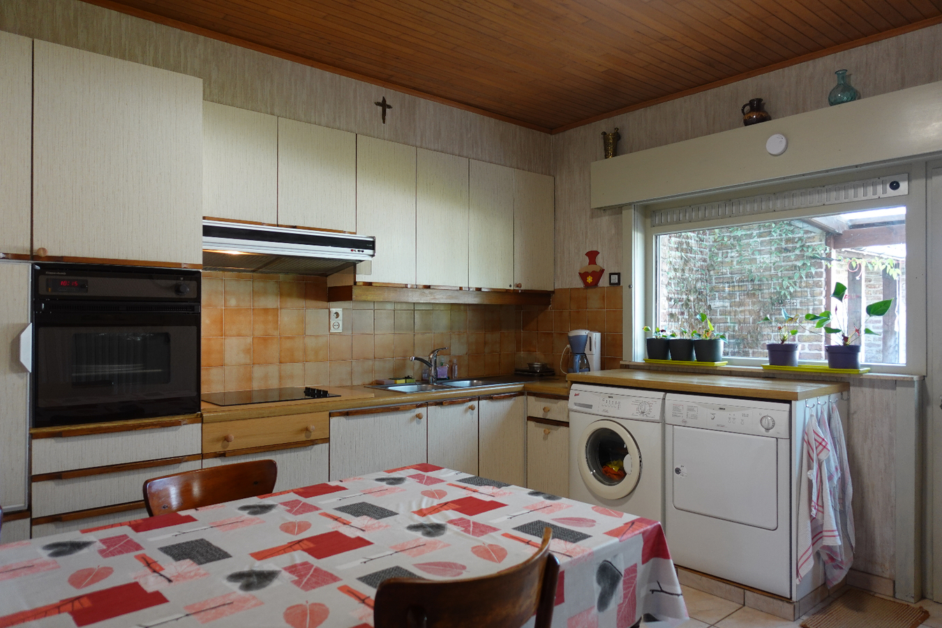 Ruime hoekwoning met 4 slaapkamers en dubbele garage 