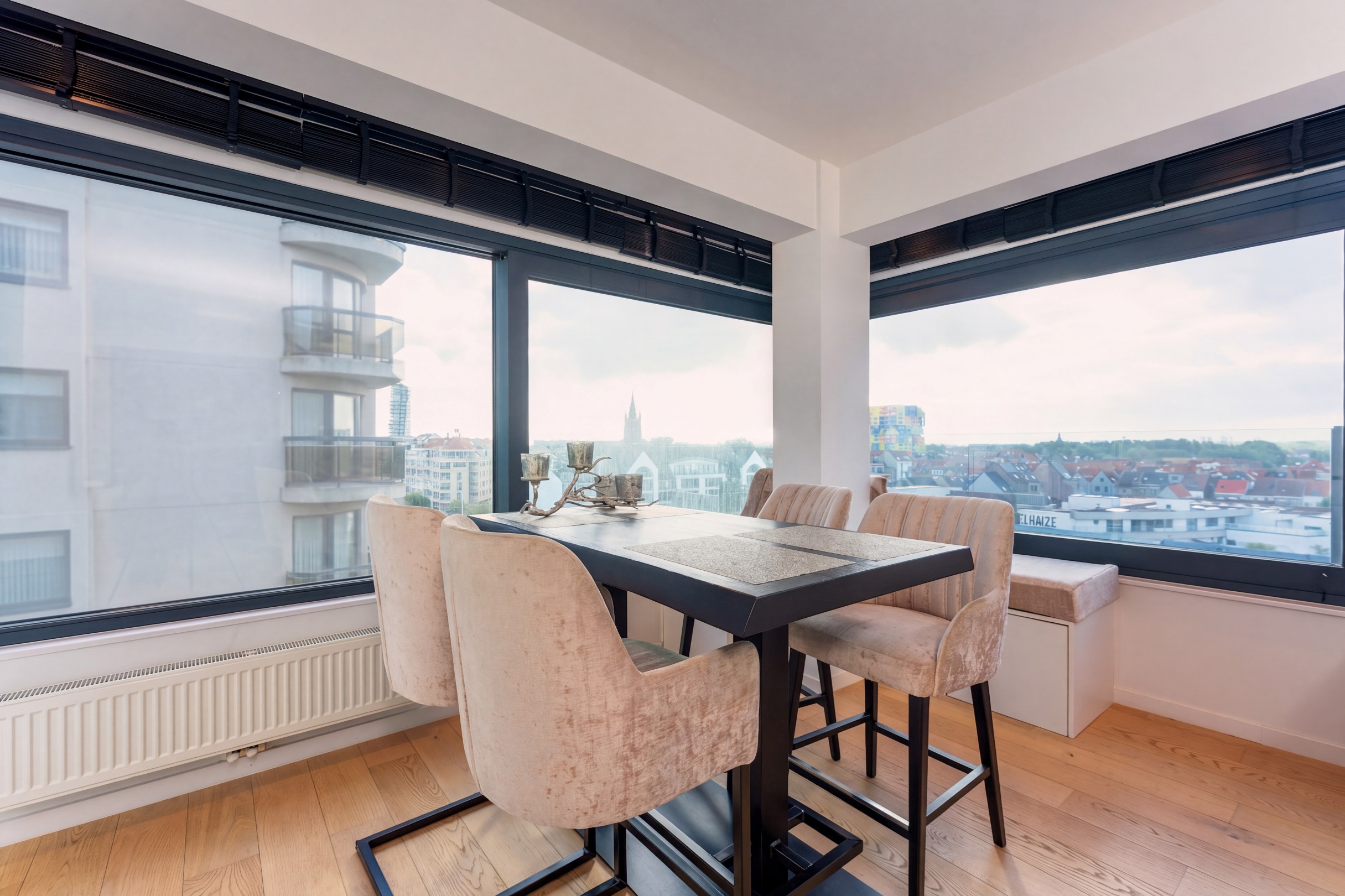 Hoek appartement met zijdelingszeezicht op centrale ligging 