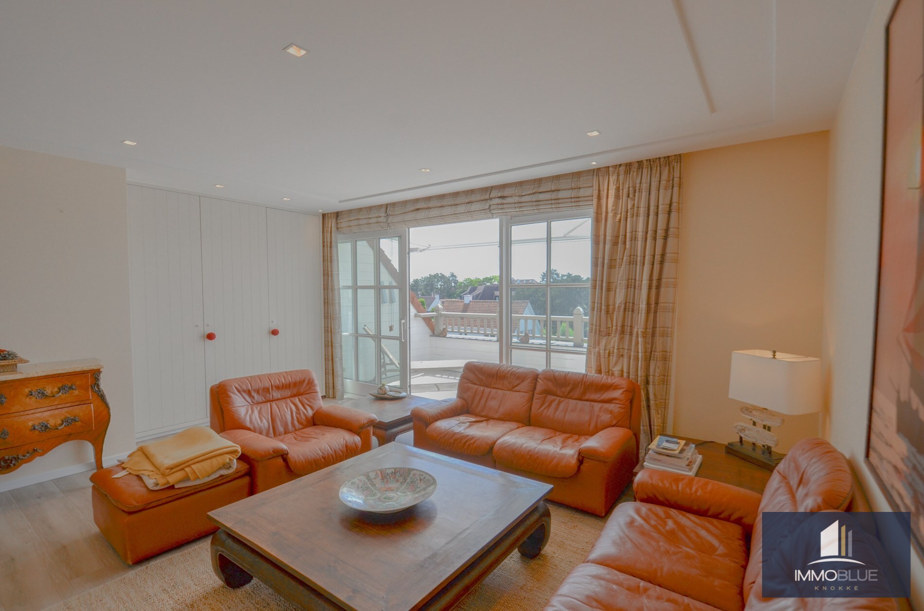 Appartement duplex élégant avec terrasses ensoleillées et vue dégagée sur les villas du Zoute. 