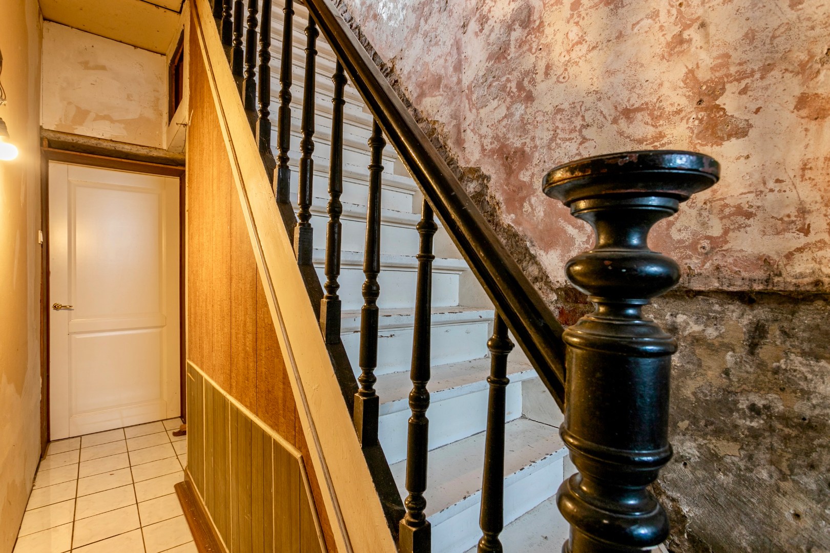 Ruime, te renoveren woning met 3 slpk en garage 