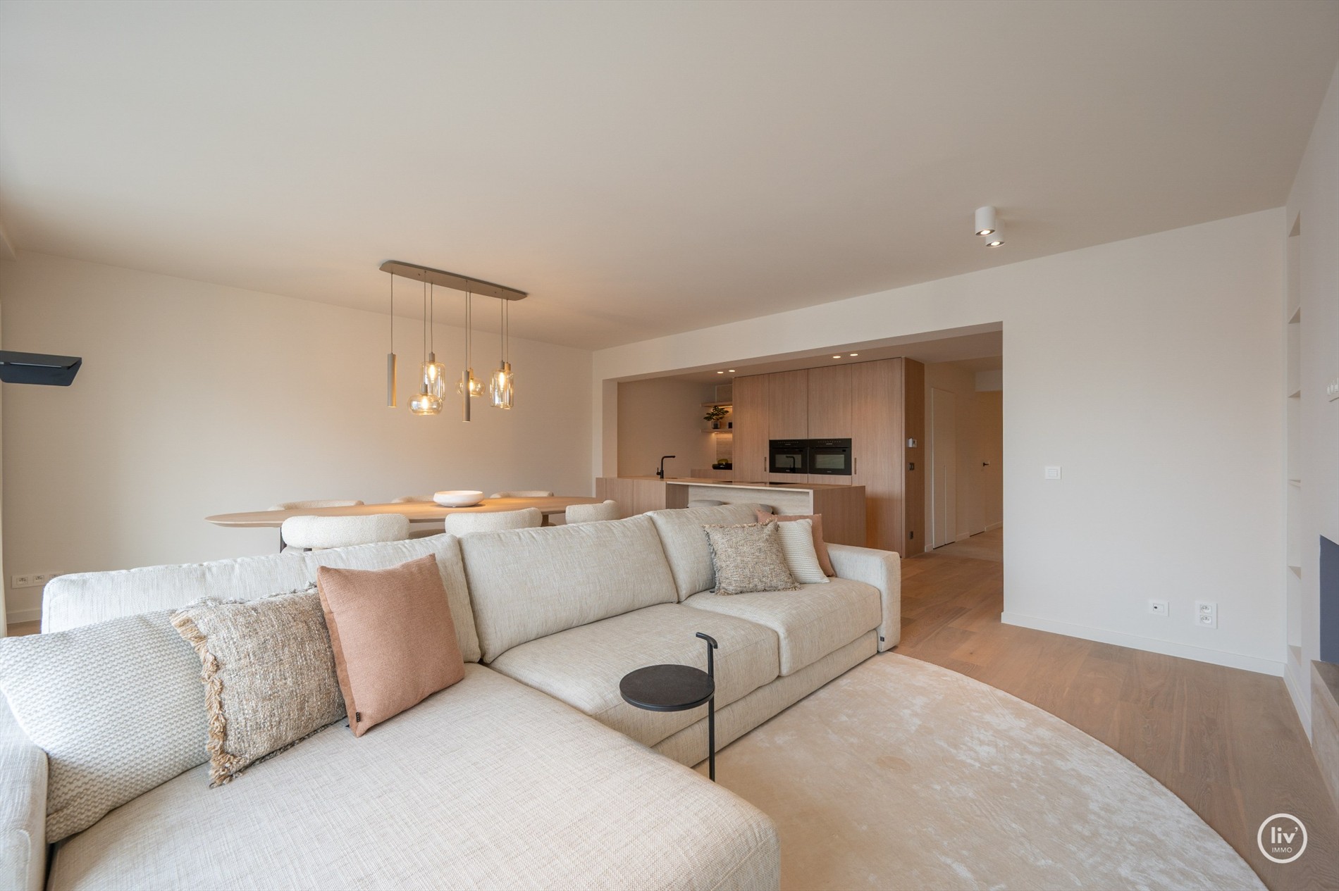 OPENDEURDAG te Zaterdag 31/10 te Lippenslaan 166 (tussen 11u en 13u): Luxueus volledig gerenoveerd 3 slaapkamer appartement te Lippenslaan gelegen op wandelafstand van het Albertstrand. 