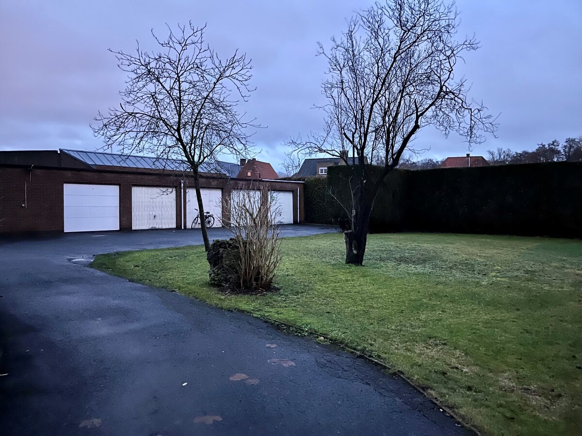 Ruime gesloten garagebox voorzien van elektriciteits en wateraansluiting 