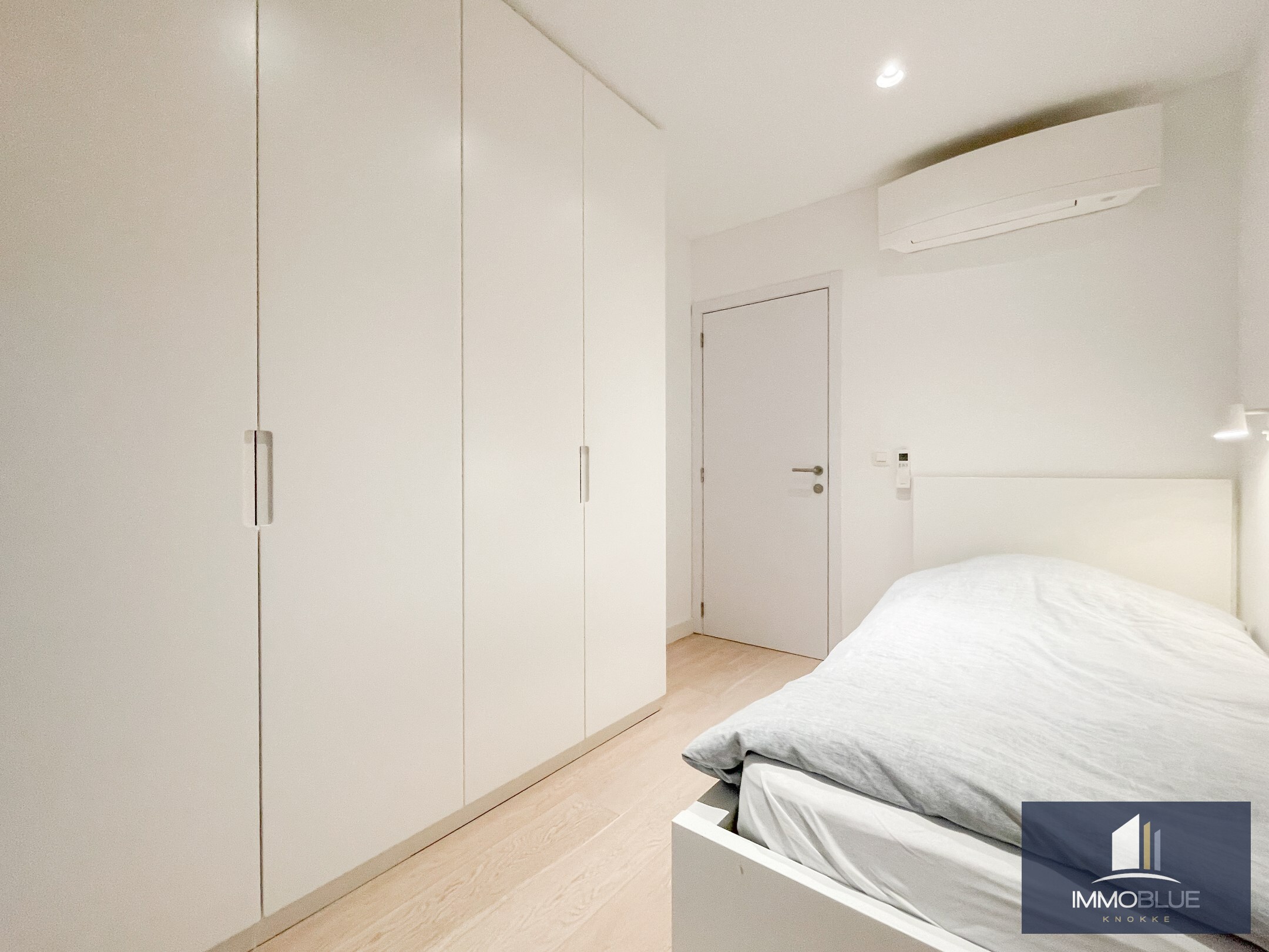 Appartement totalement rénové et luxueusement fini, avec trois chambres et une vue latérale sur la mer, situé au Zoute. 