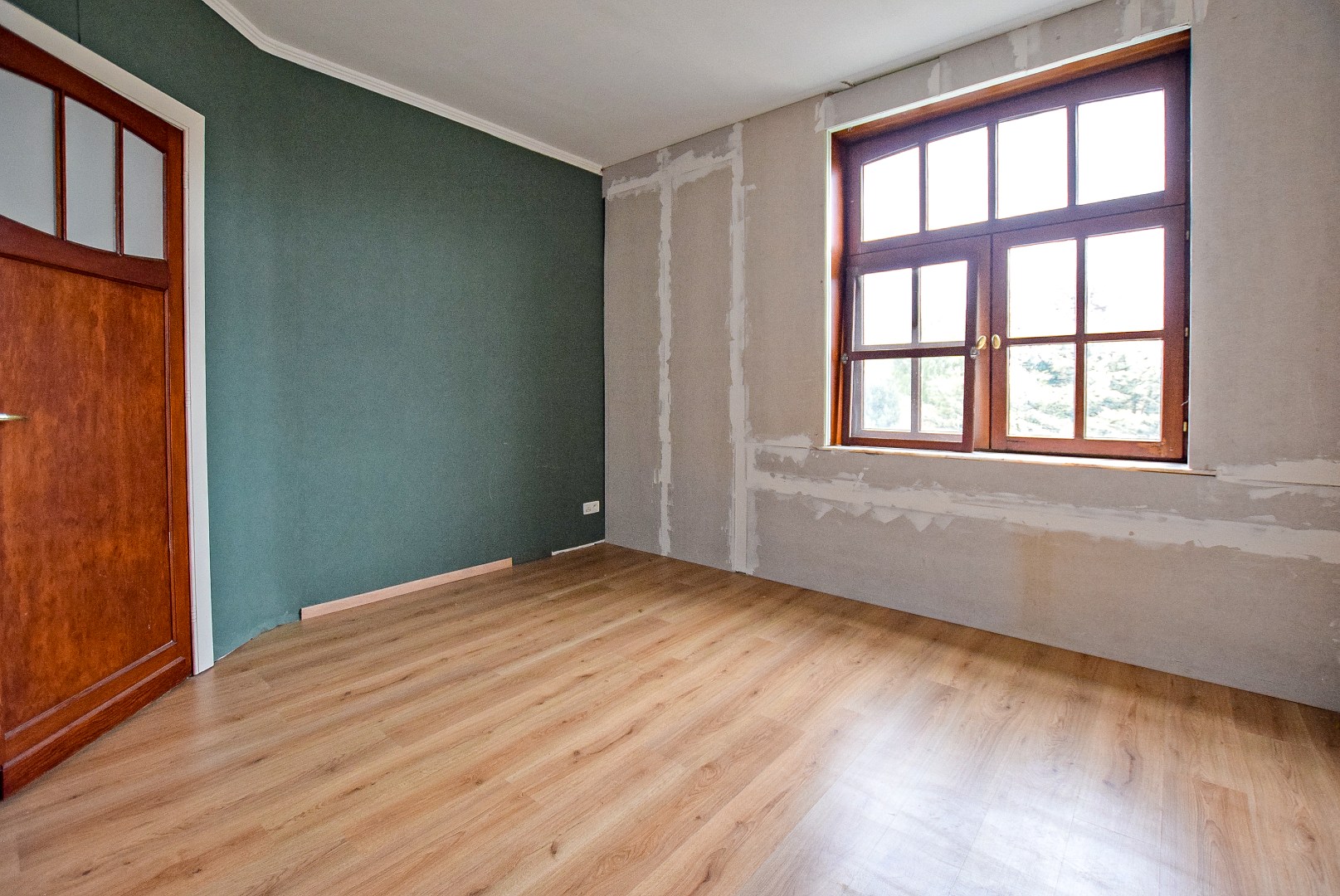 Ruime woning met dubbele garage en knappe uitzichten te centrum Veurne 