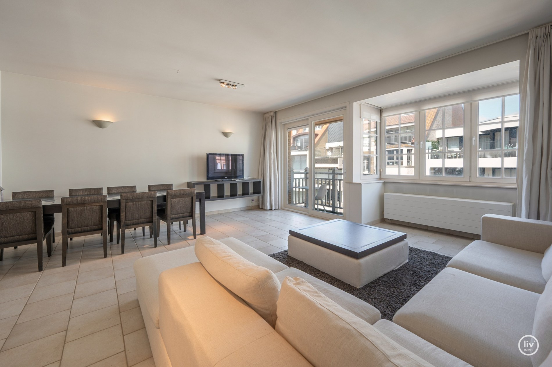 Ruim (98 m2) appartement met 2 slaapkamers op een topligging in de Dumortierlaan te Knokke. 