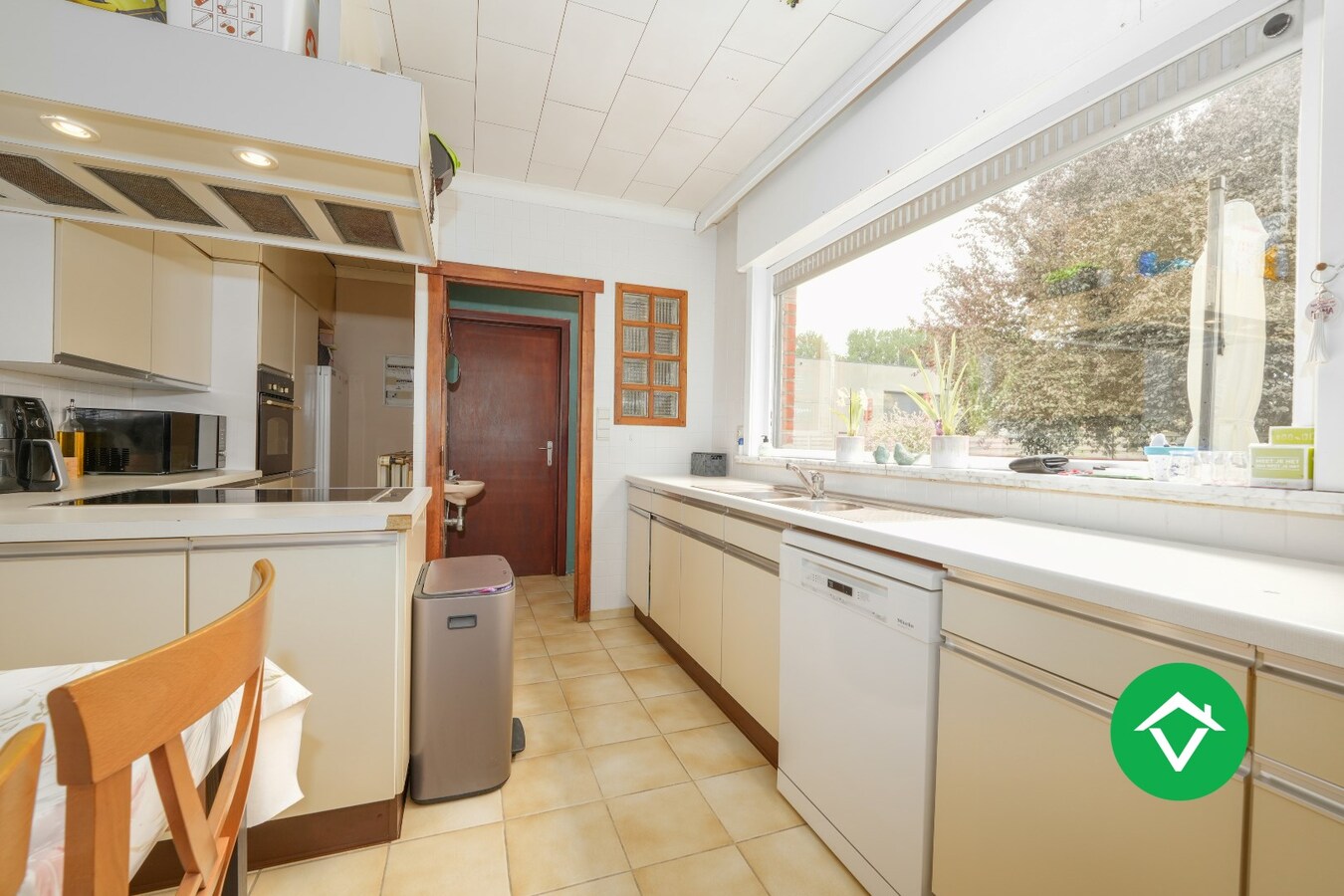 Halfopen woning te koop met dubbele garage in het centrum van Zarren 