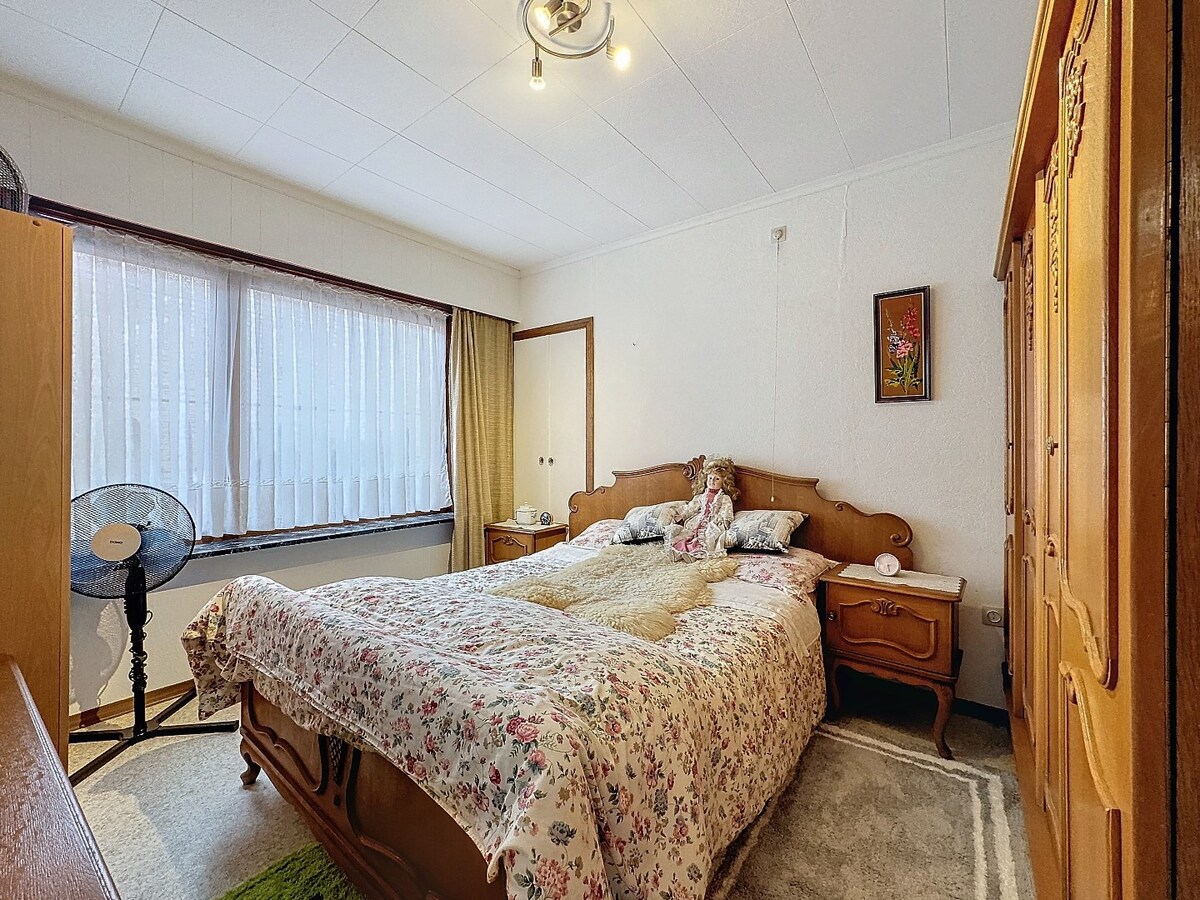 Seventies laagbouw met 2 garages en tuin te Erwetegem 