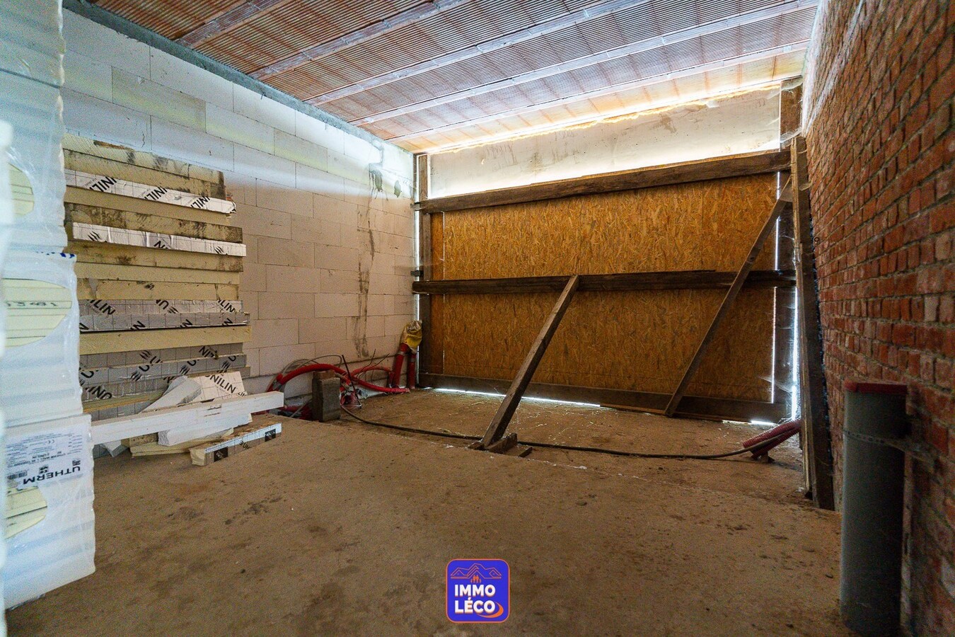 Nouvelle construction à parachever avec atelier, érigée sur 838m² ! SUPER POTENTIEL ! 