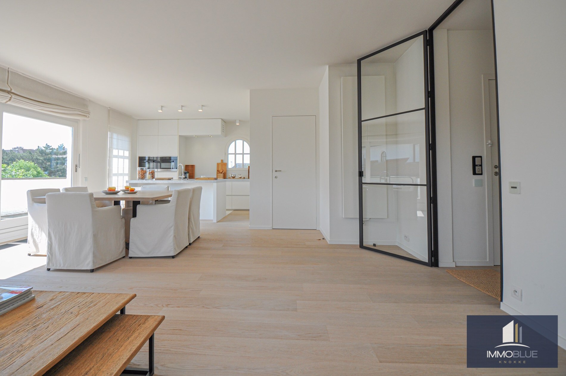 "Sublime appartement d'angle avec de spacieuses terrasses situé dans le prestigieux domaine Tennis Garden." 