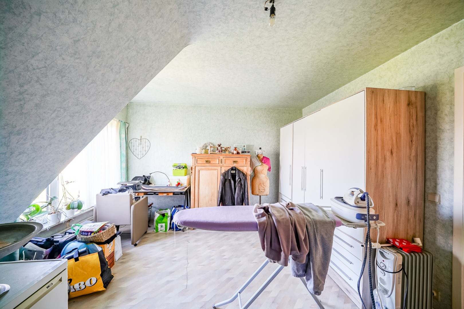 Opbrengstwoning met 2 verhuurde appartementen, tuin en 2 garages in Stene 