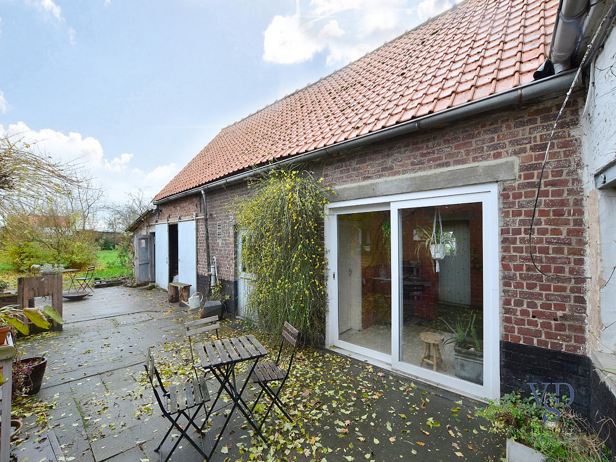 Karaktervolle, te renoveren woning (op bijna 900 m²). 