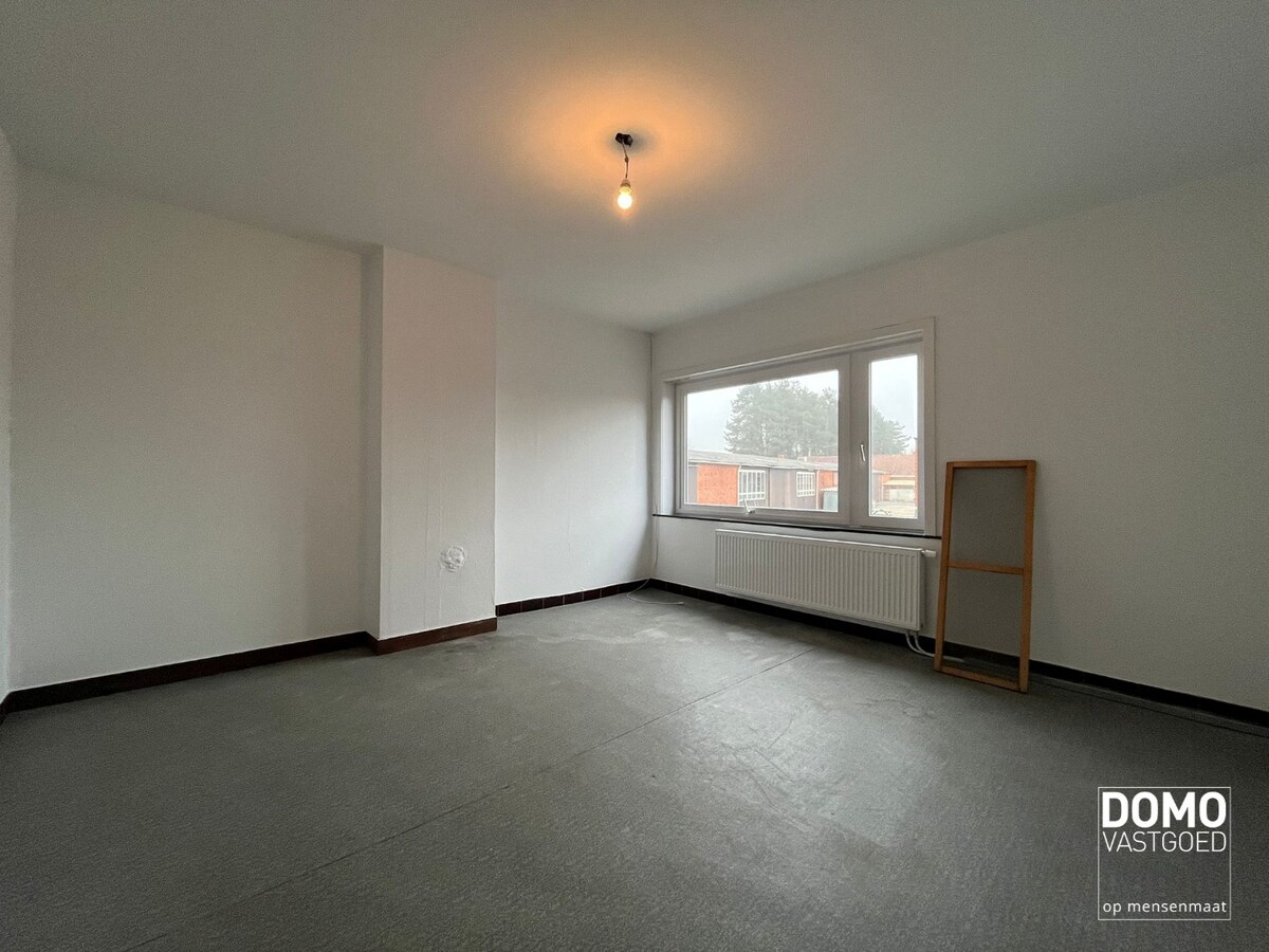 RUIME HALFOPEN WONING MET 3 SLAAPKAMERS IN LUMMEN 