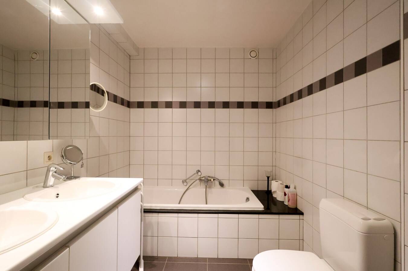 Zonnig en instapklaar 2-slaapkamerappartement op topligging in hartje Nieuwpoort-Bad 