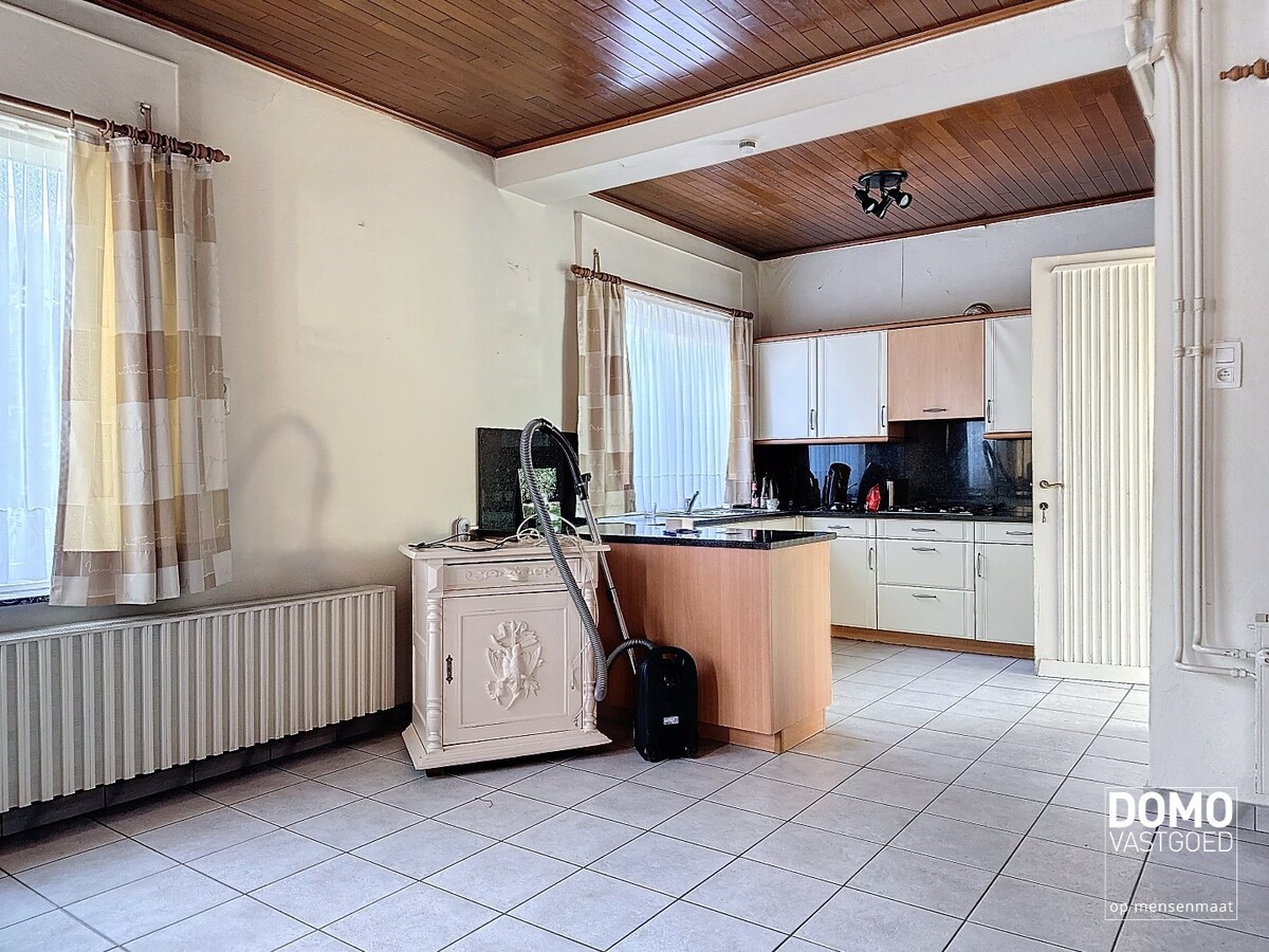 Ruime open bebouwing met tuin gelegen te Kermt. 