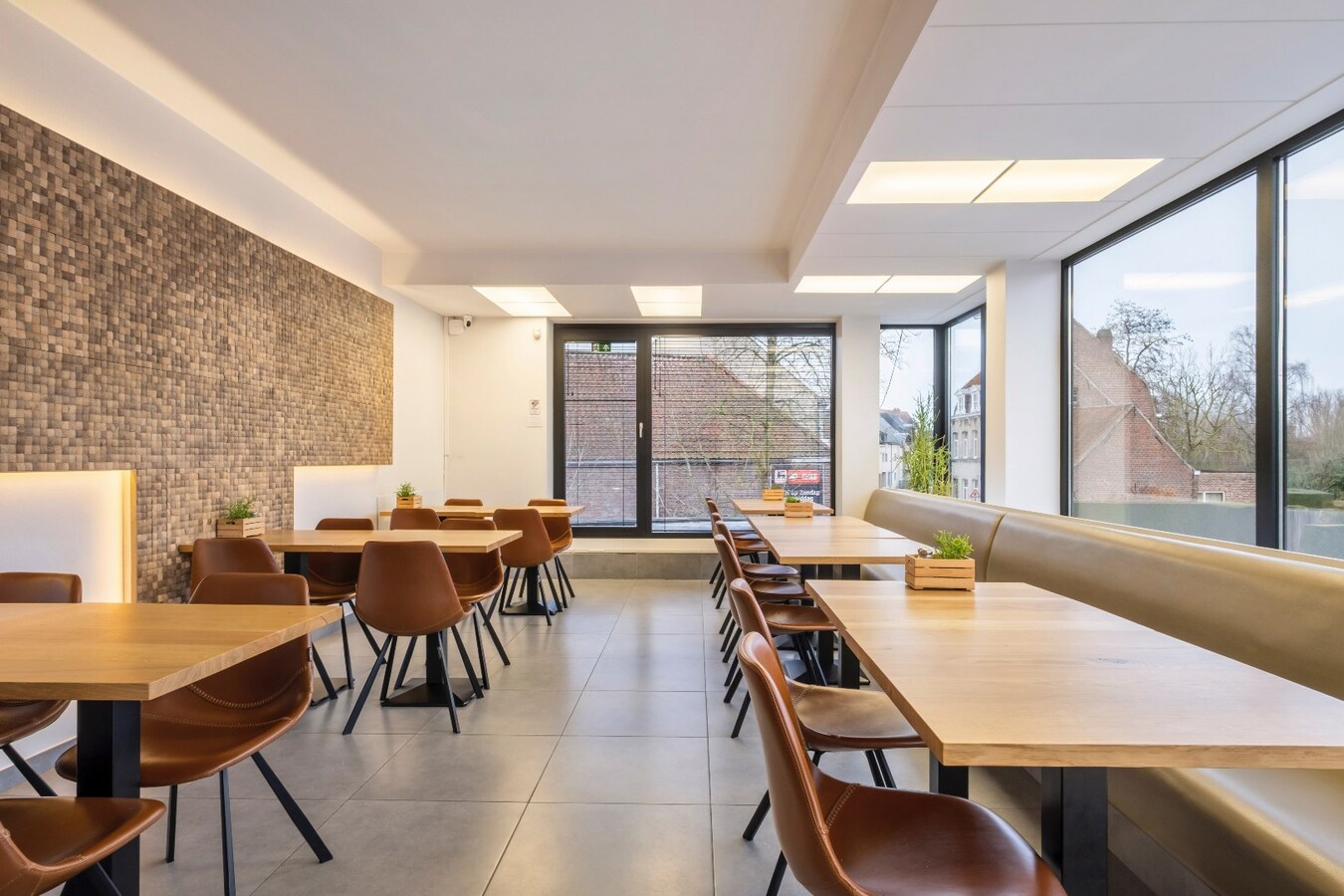 Uniek &amp; Instapklaar handelspand met woonst in Heule te koop ! 