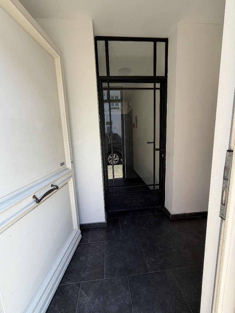 Instapklaar duplex appartement met 2 slpk. en 2 bdks. en mooi terras. 
