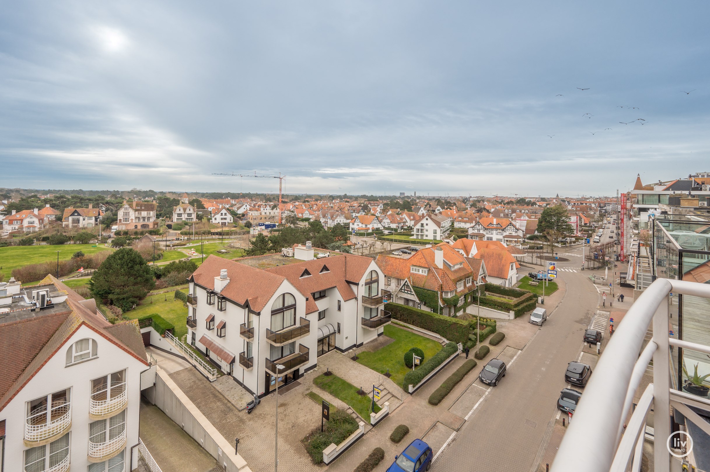 Un appartement en duplex rénové unique avec une magnifique terrasse ensoleillée offrant une vue dégagée situé sur la Kustlaan au cœur du Zoute. 
