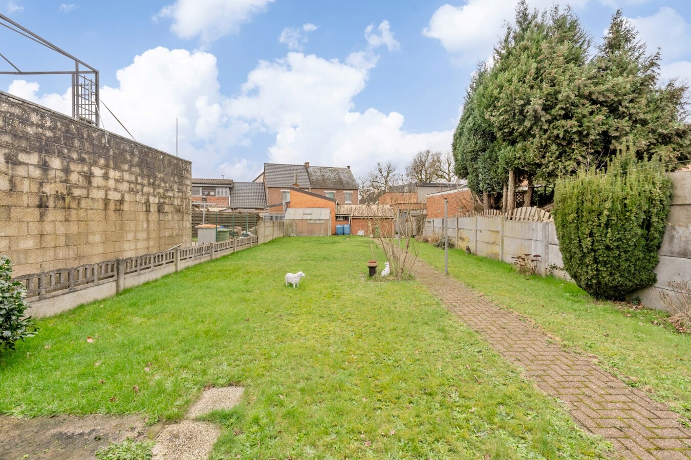 Te renoveren woning met 3 slaapkamers en grote tuin. 
