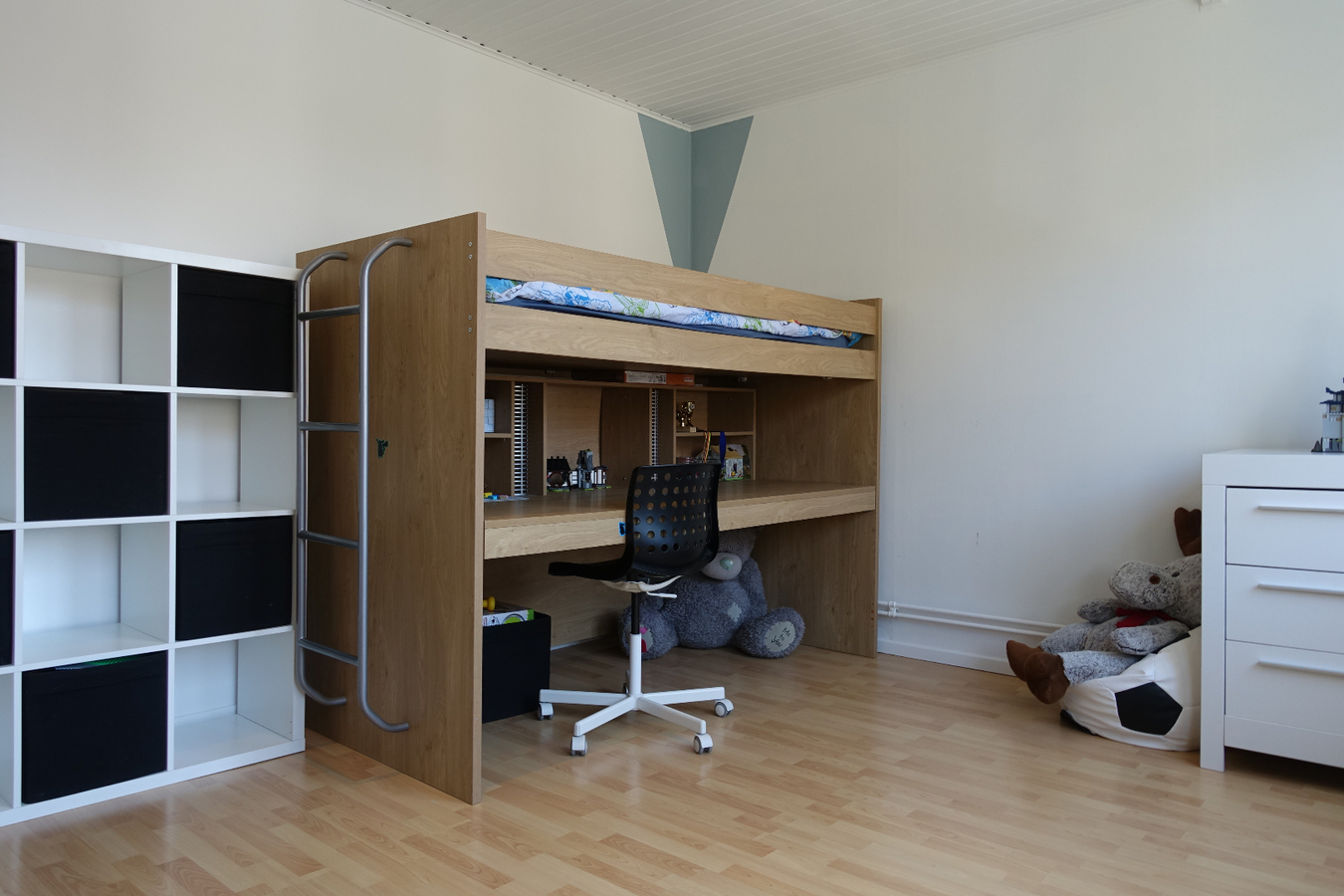 Goed gelegen hoekwoning met gezellige tuin en garage 