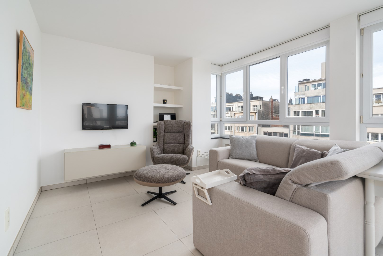 PRACHTIG GERENOVEERD 2-SLAAPKAMER APPARTEMENT OP TOPLIGGING 