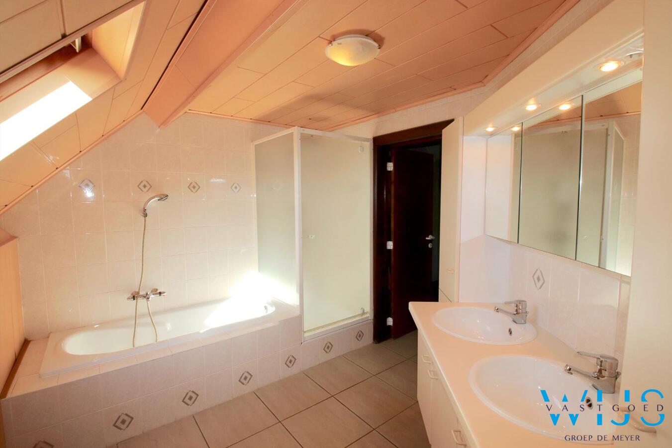 Uitzonderlijk goed gelegen woonhuis op een perceel van 841 vierkante meter in ERTVELDE! 