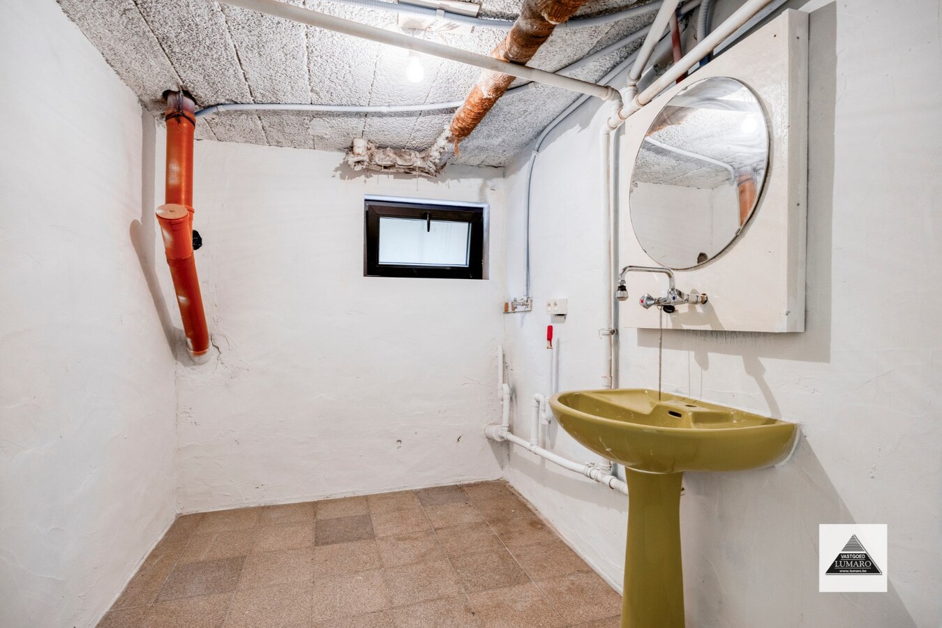 Instapklare woning voor gelijkvloers wonen. 3 slaapkamers, kelder met garage. 