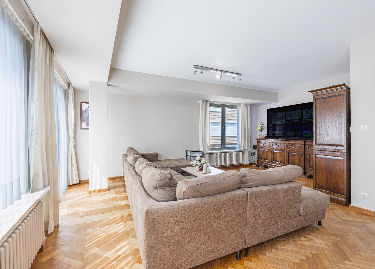 Instapklare, lichtrijke bel-etage woning met ruime garage en terras op centrale ligging 