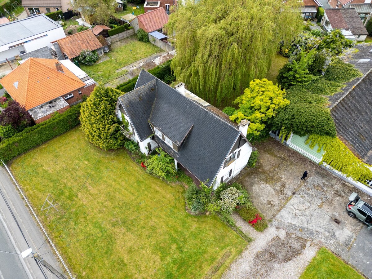 Sur 3200 m² en zone d'habitat vaste ensemble immobilier comprenant une villa de 240m² et 600m² d'entrepôt. 