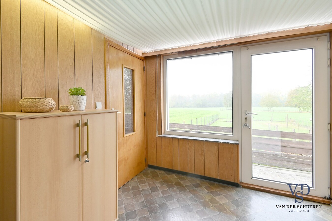 Te renoveren woning met uniek uitzicht op de omliggende akkers 