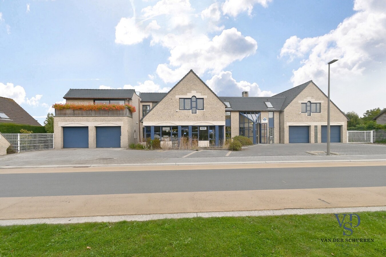 Ruim handelspand met penthouse in villastijl 