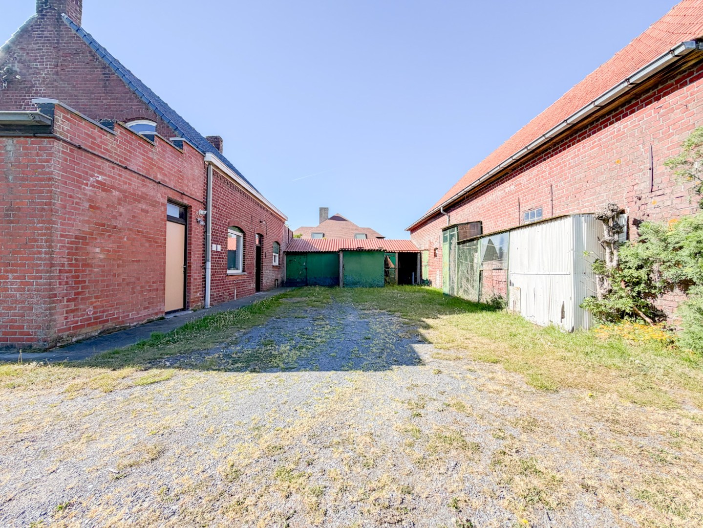 Landelijke hoeve-woning op ruim perceel, met weide en stallingen. 