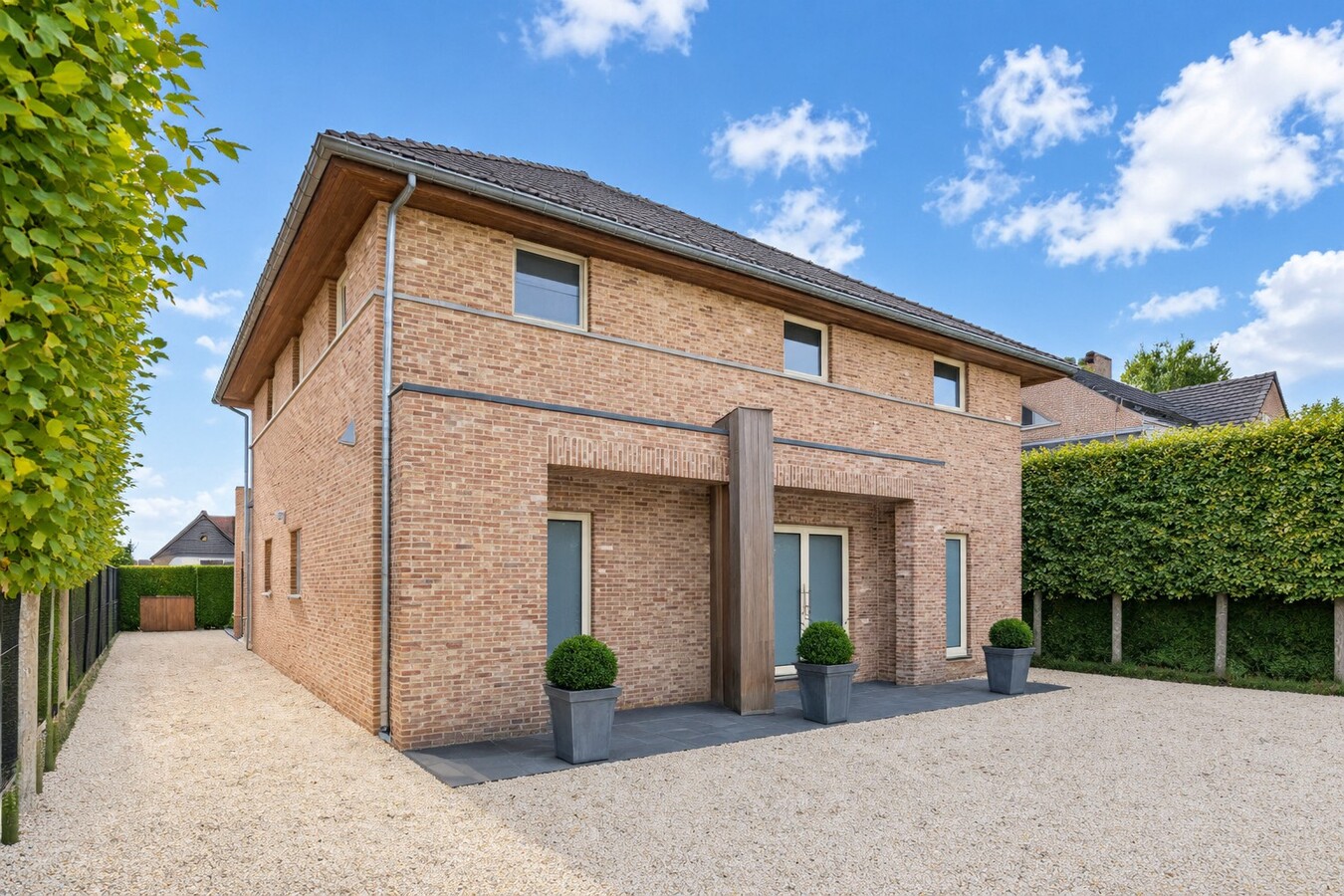 Stijlvolle villa in tijdloze pastorijstijl met zwembad en exclusieve tuinbeleving. 