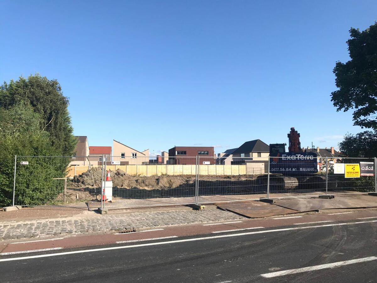 MAGNIFIEKE HALF OPEN BEBOUWING MET GROTE TUIN IN KLEINSCHALIGE VERKAVELING BREDENE 