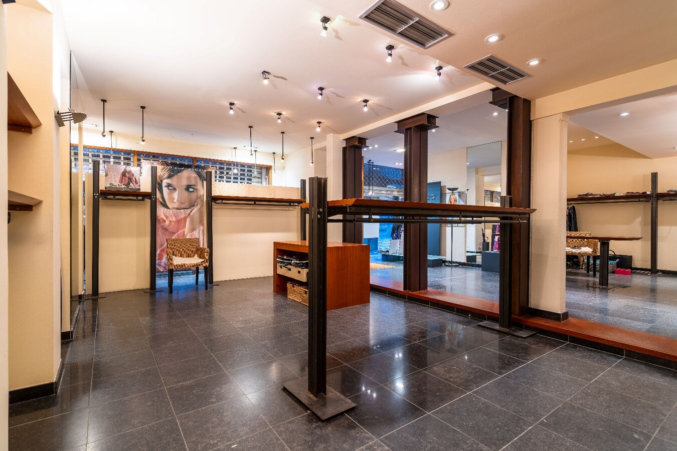 Surface commerciale de +/- 115m2 en plein centre-ville, à 2 pas de la Grand Place et de la Petite Rue ! 