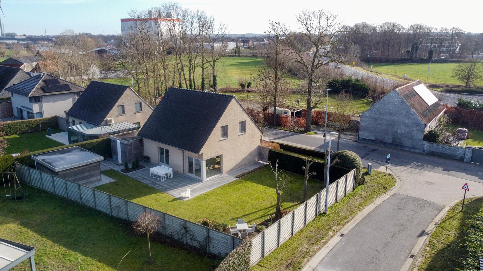 Prachtige alleenstaande woning met garage, carport en tuin op 648m² 